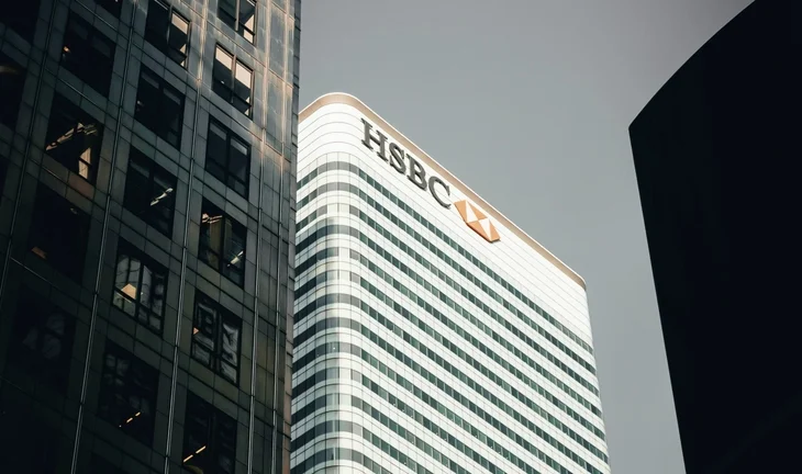 HSBC building flanked by black towers 