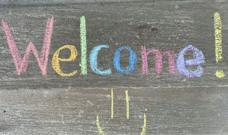 A sign that says welcome 