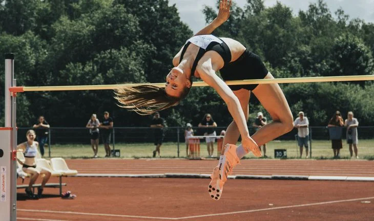 a female high jumper
